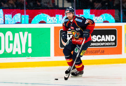 Djurgårdens Mikael Samuelsson med pucken