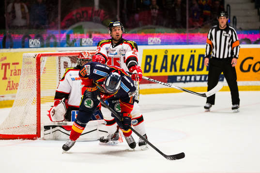 Örebros Tomas Skogs trycker till Djurgårdens Steve Saviano