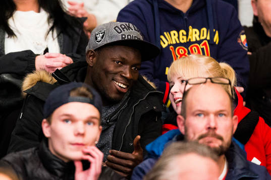 Djurgården fotbolls nyförvärv Omar Colley på läktaren