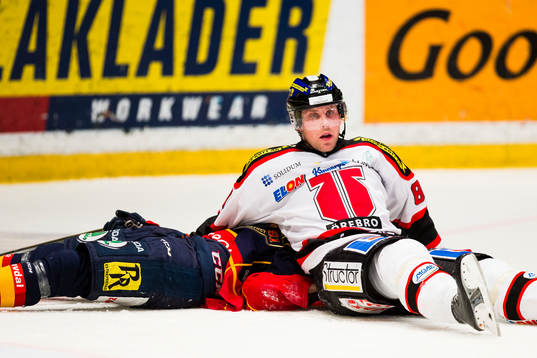 Örebros Viktor Ekbom lägger sig på Djurgårdens Marcus
