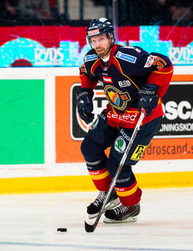 Djurgårdens Mikael Samuelsson med pucken