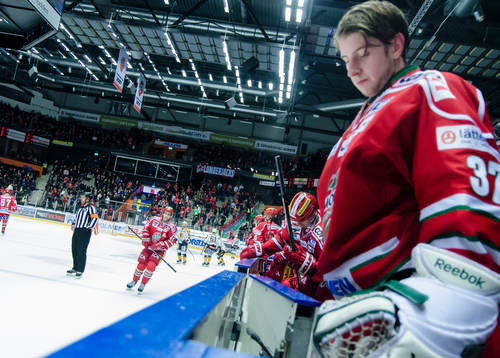 Oscar Hedman kommer in mot avbrytning där Modos målvakt