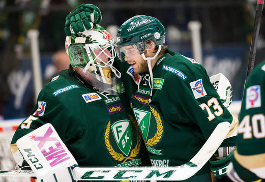 Färjestads målvakt Fredrik Pettersson Wentzel klappas om