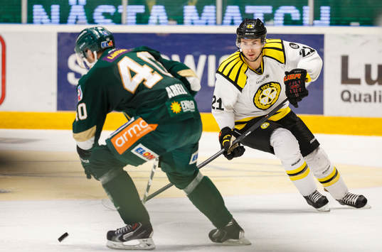 Färjestads Niclas Arell jagas av Brynäs Tim Wallace