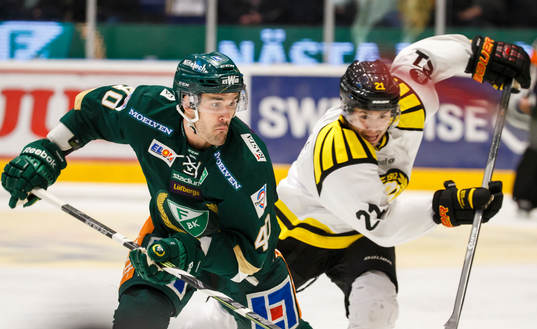 Färjestads Niclas Arell jagas av Brynäs Tim Wallace