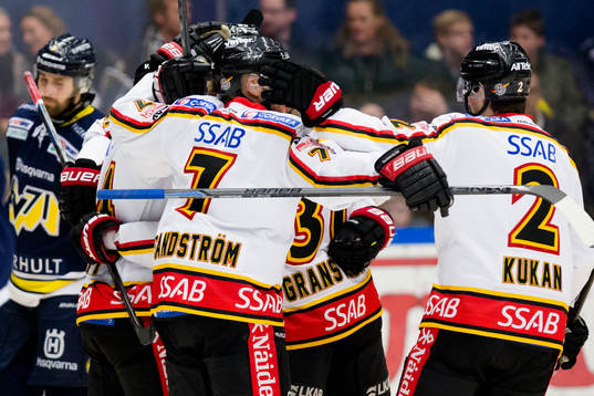 s Mattias Karlsson deppar när Luleås spelare jublar
