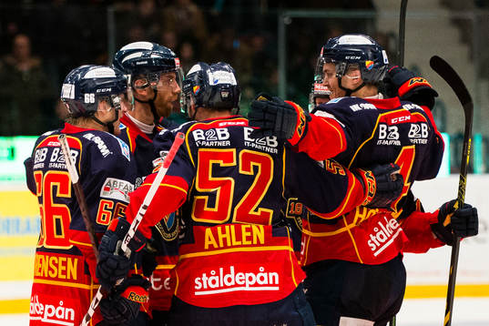 Djurgårdens Mikael Samuelsson (m) jublar