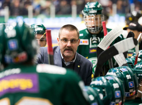 Färjestads tränare Tommy Samuelsson coachar spelarna