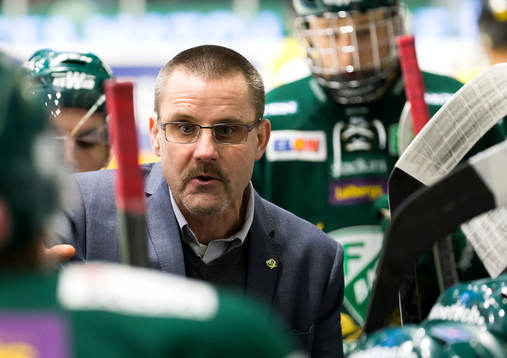Färjestads tränare Tommy Samuelsson coachar spelarna