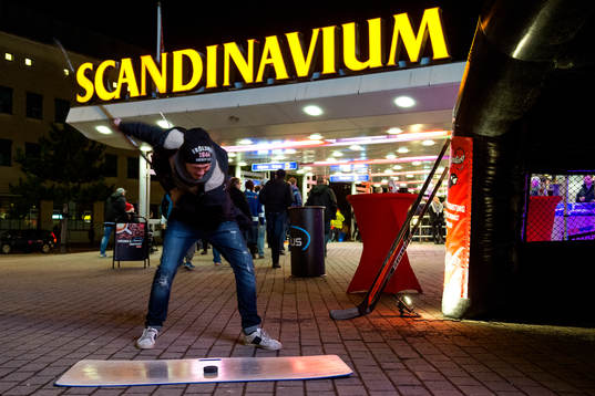 En besökare slår en puck utanför Scandinavium innan