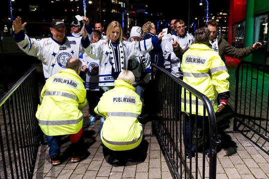 Leksands supportar blir visiterade innan ishockeymatchen i