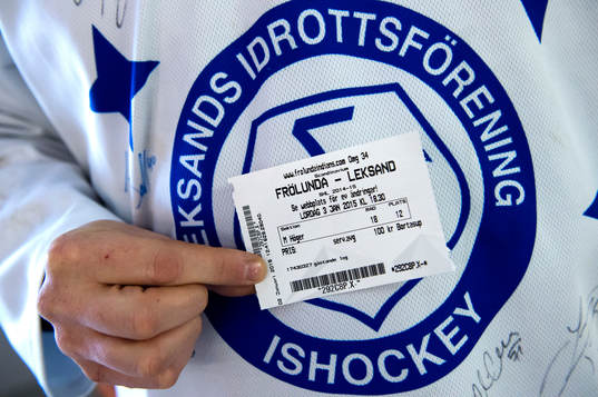 En besökare håller en biljett