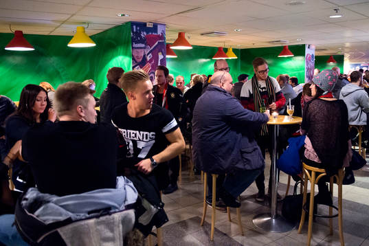 Besökare sitter i en bar innan ishockeymatchen i SHL