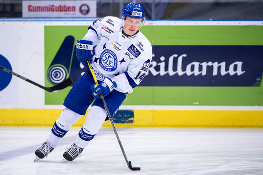 Leksands Carl Ericson värmer upp innan ishockeymatchen i