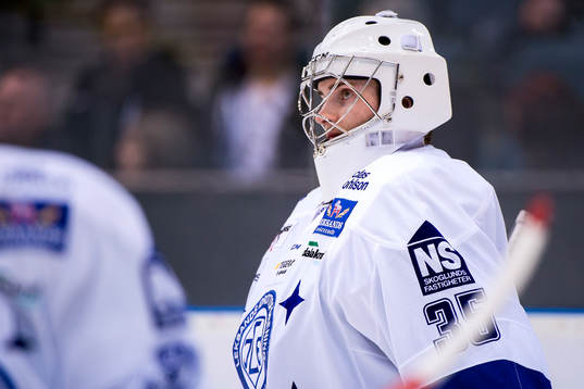 Leksands målvakt Viktor Scherrieble värmer upp innan