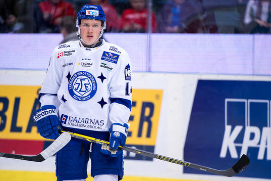 Leksands Carl Ericson värmer upp innan ishockeymatchen i