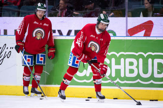 Frölundas Andreas Johnson och Jacob Larsson värmer upp