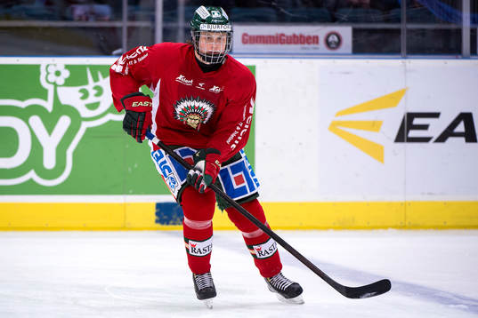 Frölundas John Dahlström värmer upp innan