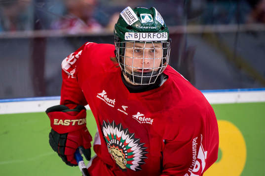 Frölundas John Dahlström värmer upp innan