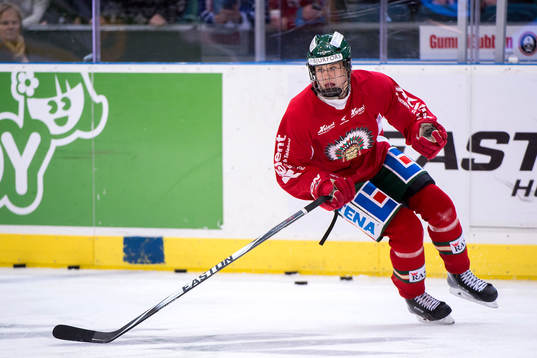 Frölundas Jacob Larsson värmer upp innan ishockeymatchen