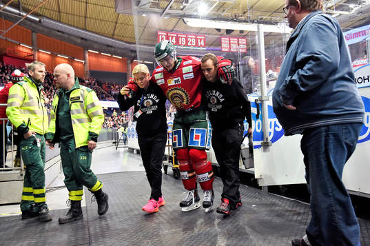 Frölundas Oliver Bohm får hjälp av rinken
