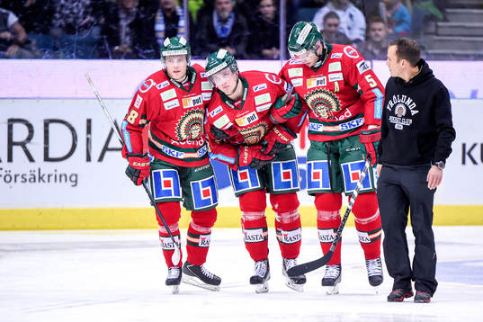 Frölundas Oliver Bohm får hjälp av isen skadad