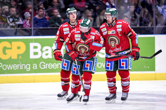 Frölundas Andreas Johnson får hjälp av isen