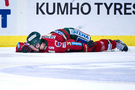 Frölundas Oliver Bohm ligger skadad på isen