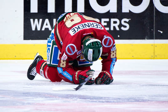 Frölundas Andreas Johnson ligger skadad på isen