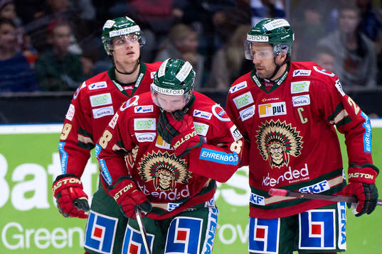 Frölundas Andreas Johnson åker skadad av isen