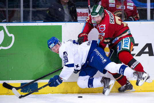 Leksands David Åslin tacklas omkull av Frölundas Robin