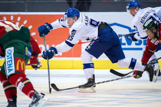 Leksands Toni Kähkönen skjuter mot mål