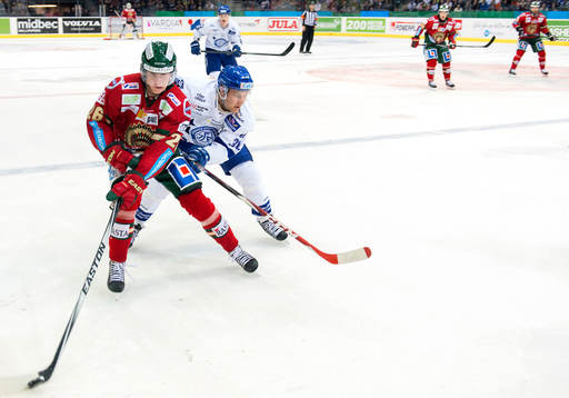 Frölundas Erik Karlsson jagas av Leksands Jens Bergenström