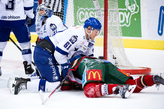 Leksands Johan Ryno brottas med Frölundas Pontus