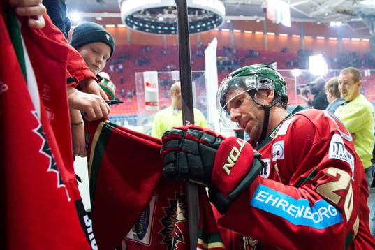 Frölundas Joel Lundqvist skriver autografer