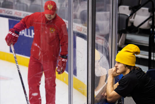 Sveriges William Nylander ser på Rysslands träning