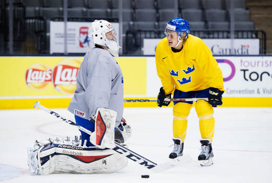 Målvakten Linus Söderström och William Nylander skrattar