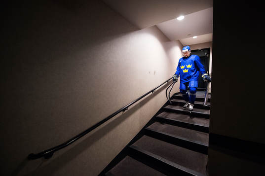 Lucas Wallmark på väg in till Sveriges träning