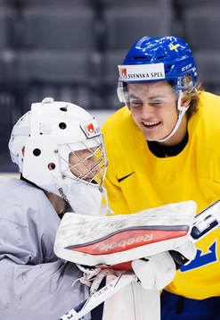 Målvakten Linus Söderström och William Nylander skrattar