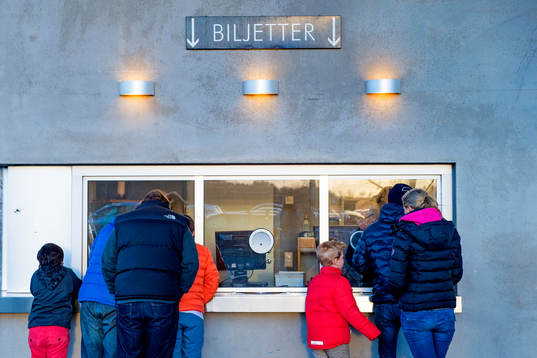 Åskådare köper biljetter