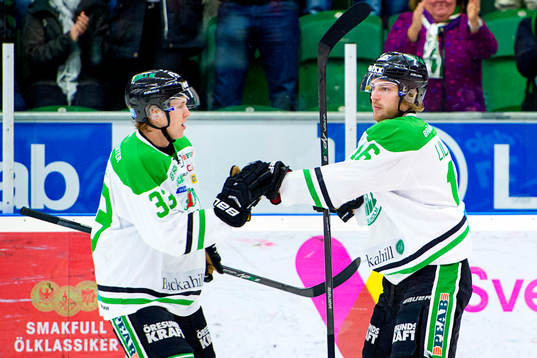 Rögles Niklas Hansson och Christopher Liljewall firar