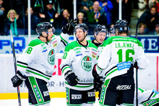 Rögles Mike Vernace (tv) klappar om Jesper Jensen (mitten)