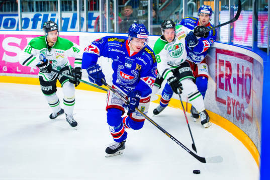 Rögles Jesper Jensen och Mike Vernace jagar Oskarshamns