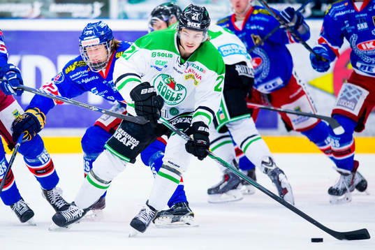 Rögles Emil Molin jagas av Oskarshamns John Nyberg