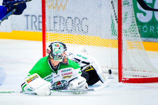 Rögles målvakt Lars Volden ser pucken från Oskarshamns