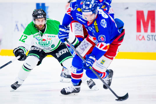 Rögles Jack Connolly bevakar OskarshamnsLuca Caputi