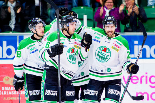 Rögles Christopher Liljewall (mitten) firar han gjort 1-0