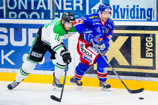 Rögles Christopher Liljewall jagar Oskarshamns Evan McGrath