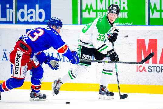 Rögles Niklas Hansson jagas av Oskarshamns Evan Mcgrath