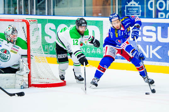 Oskarshamns Greg Squires bevakas av Rögles målvakt Lars